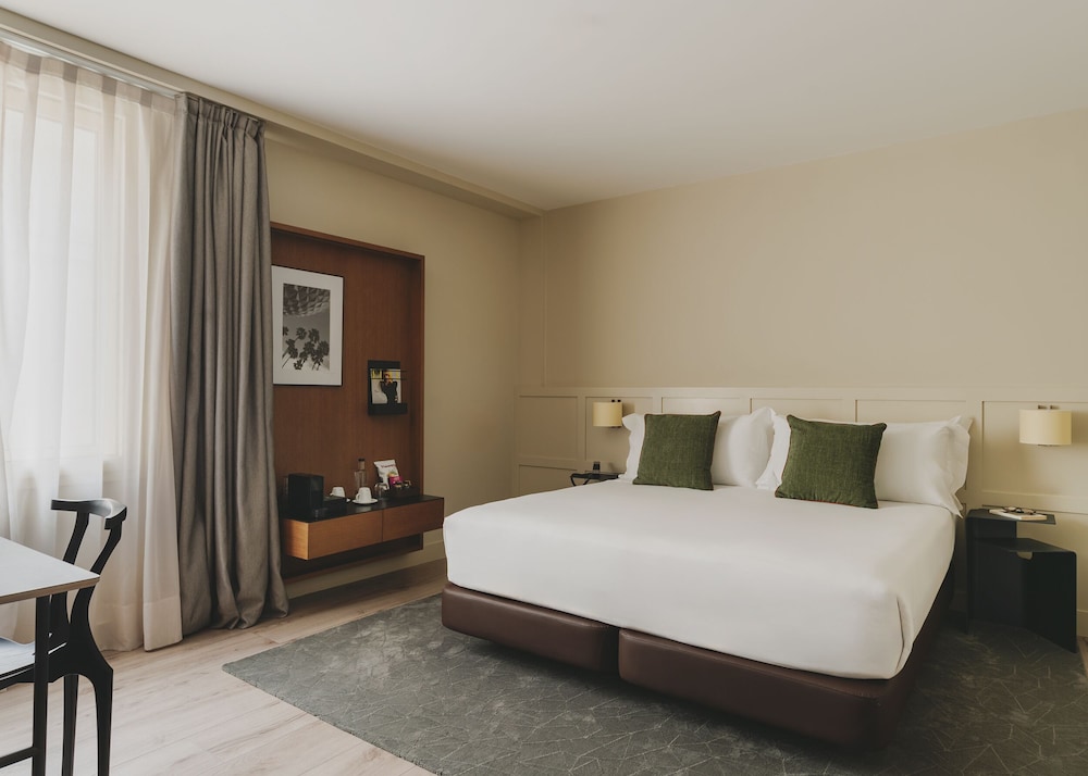Gallery Hotel 23/75