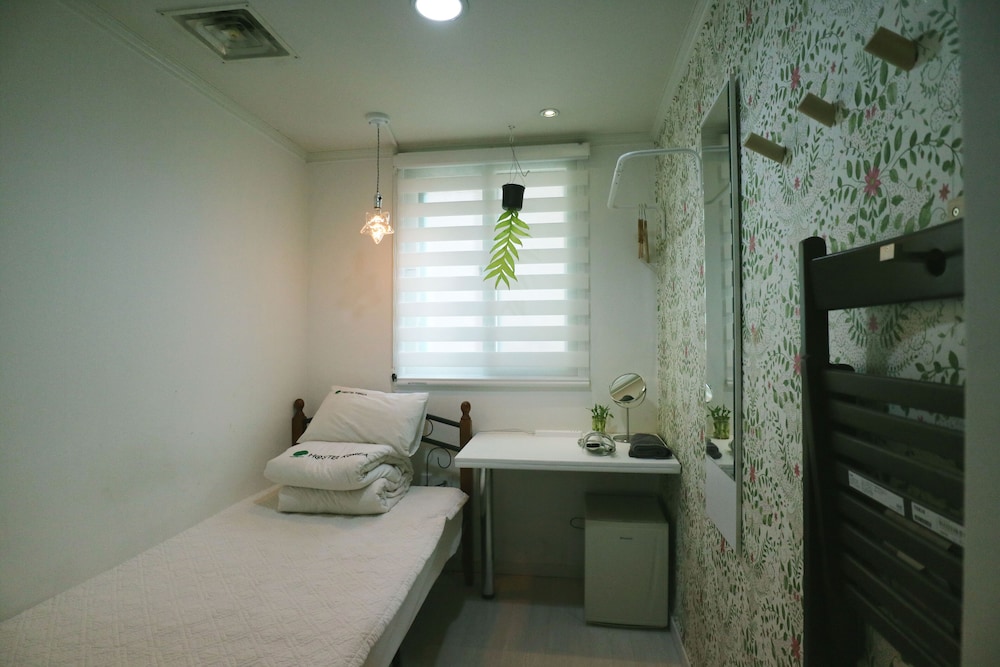 TYPE A, SINGLE, SHARED BATHROOM