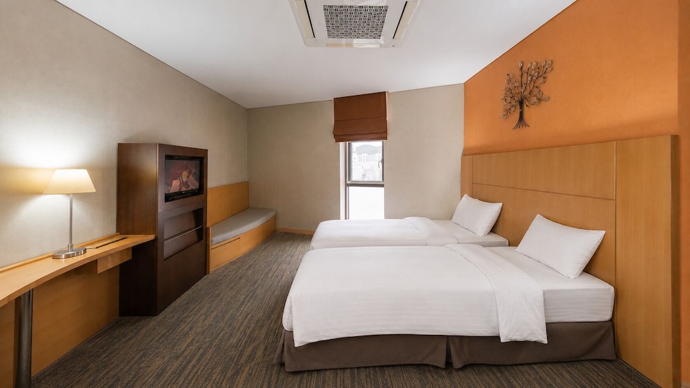 غرفة ديلوكس عائلية بسرير كوين وسرير فردي، Central 7 Hotel 3/8