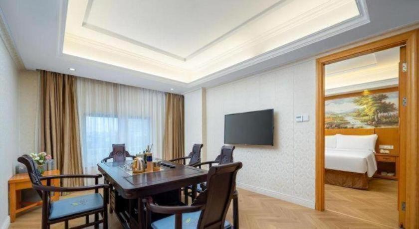 Vienna Hotel (Shenzhen Longhua Dalang Clothing Base) 50/54