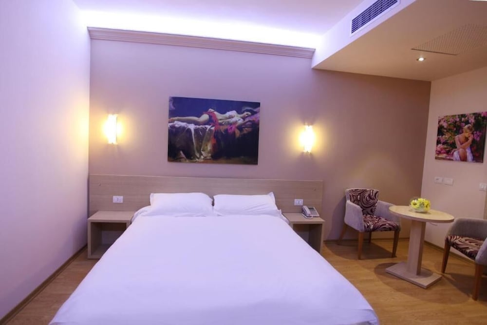 Green Hotel 17/71