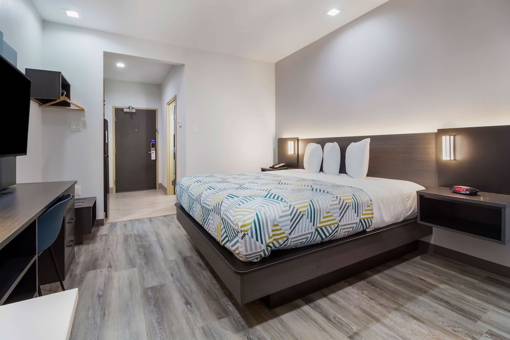 Deluxe, King Bed