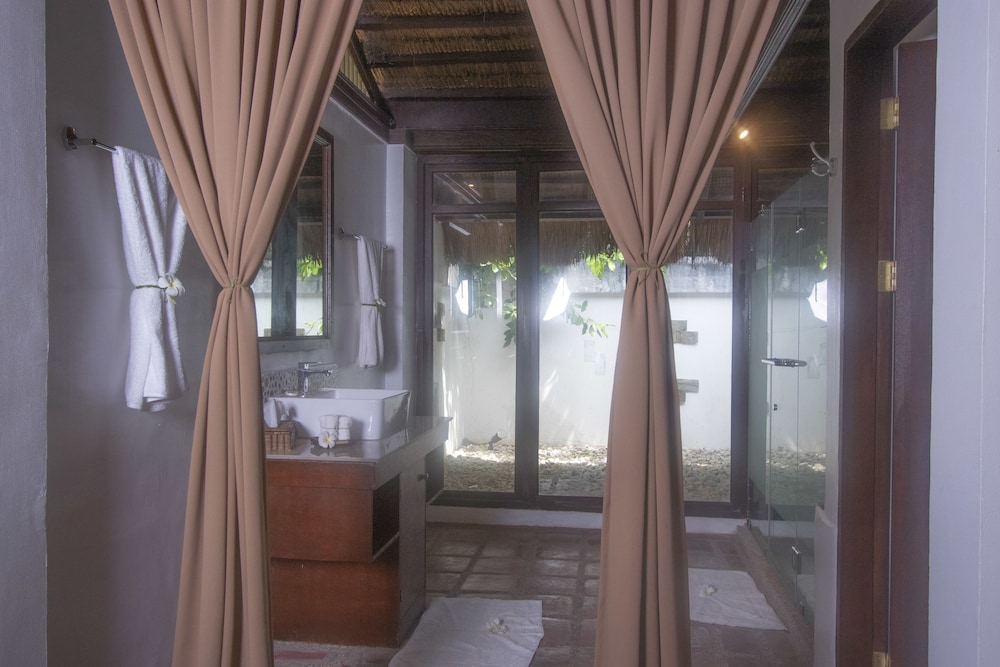 Ananyana Beach Resort 35/70