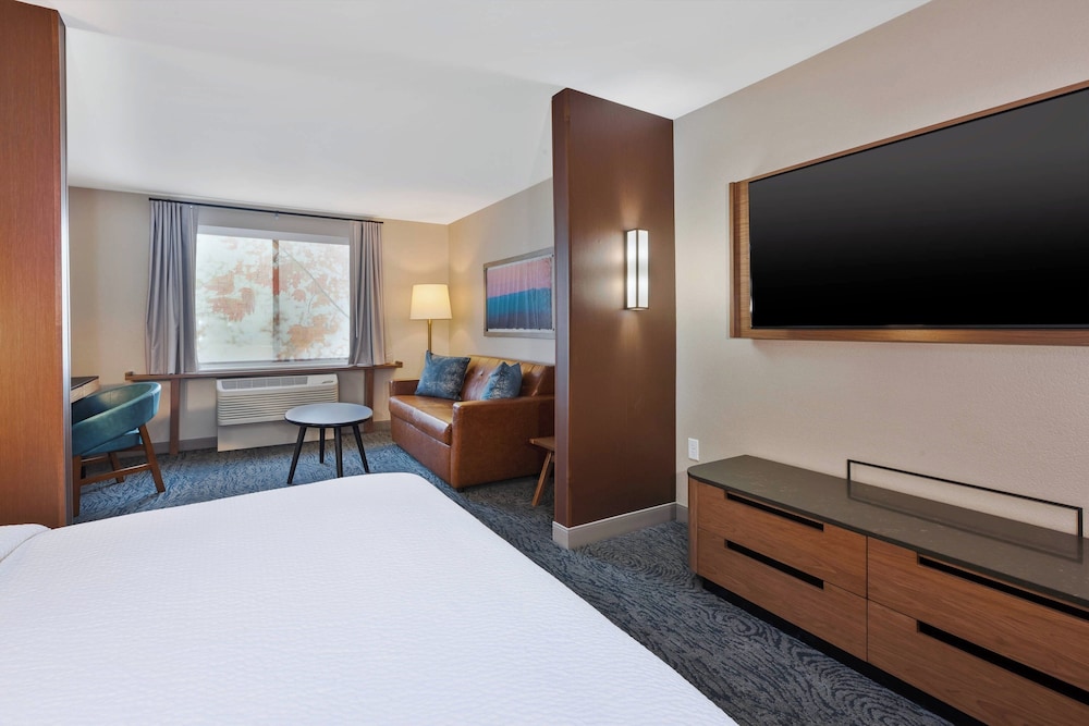 Studio, King Bed, Sofa, Accessible