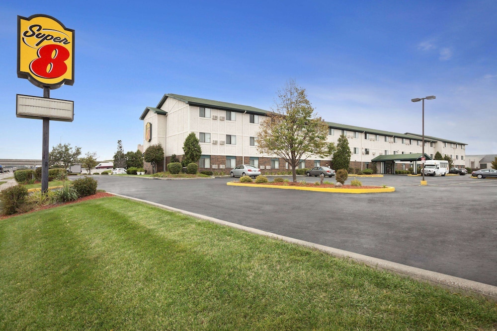 Super 8 By Wyndham Milwaukee Airport 53/57