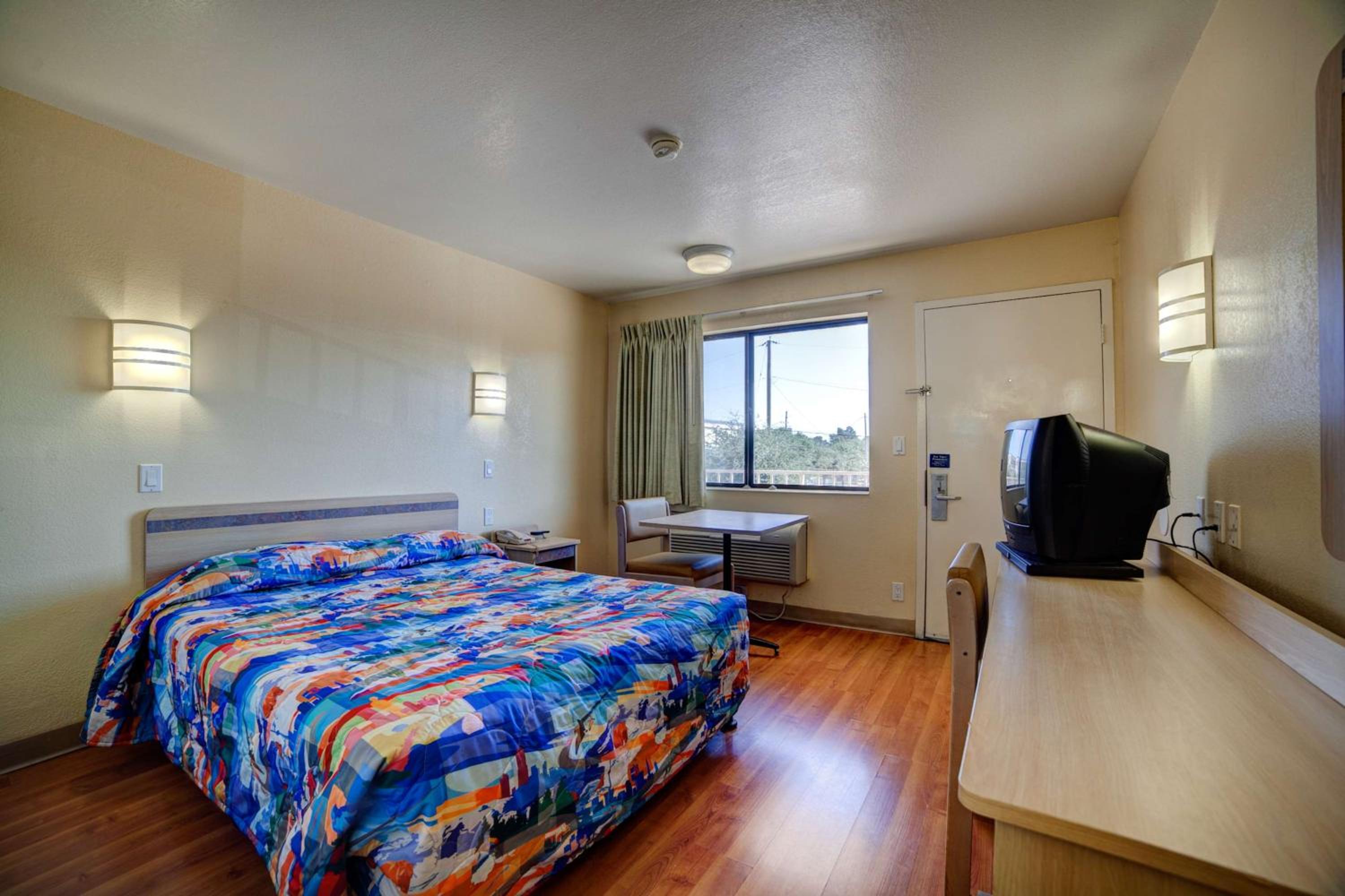 Super 7 Inn Bossier City 23/42