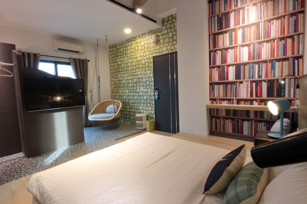1 Bedroom, Gallery, Queen Bed, Partial Ocean View