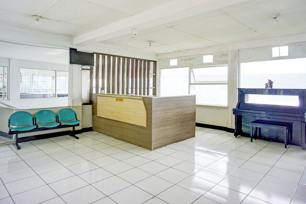 Lobby at Collection O Gapura Hotel Near Parapat Penatapan Danau Toba, PARAPAT