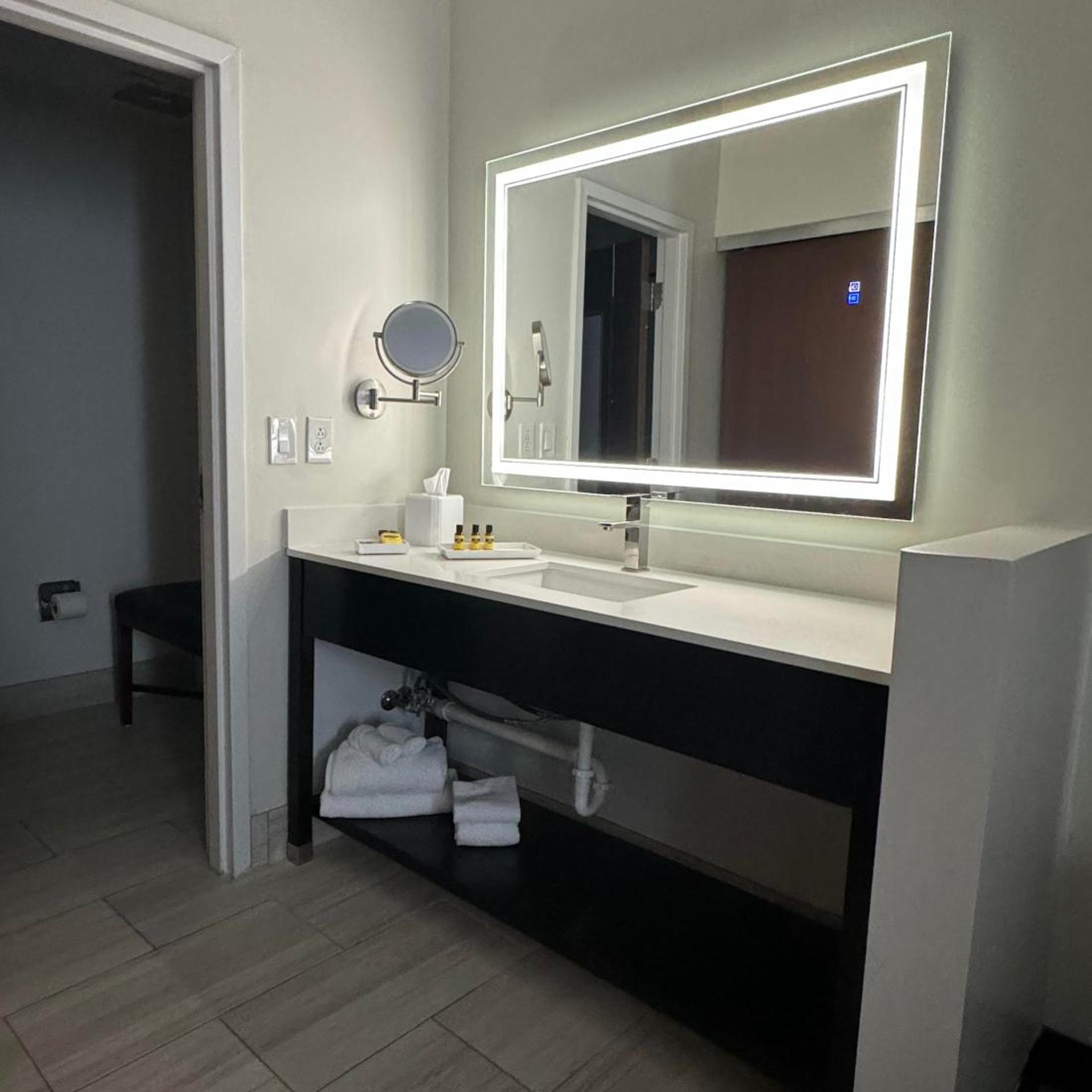 غرفة بسرير كوين بمطبخ صغير لذوي الإعاقة، Best Western Plus Hannaford Inn & Suites 2/2