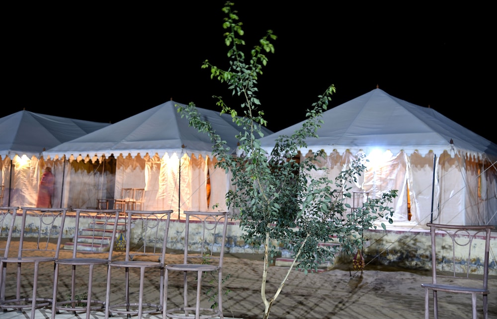 Welcome Desert Camps 18/40
