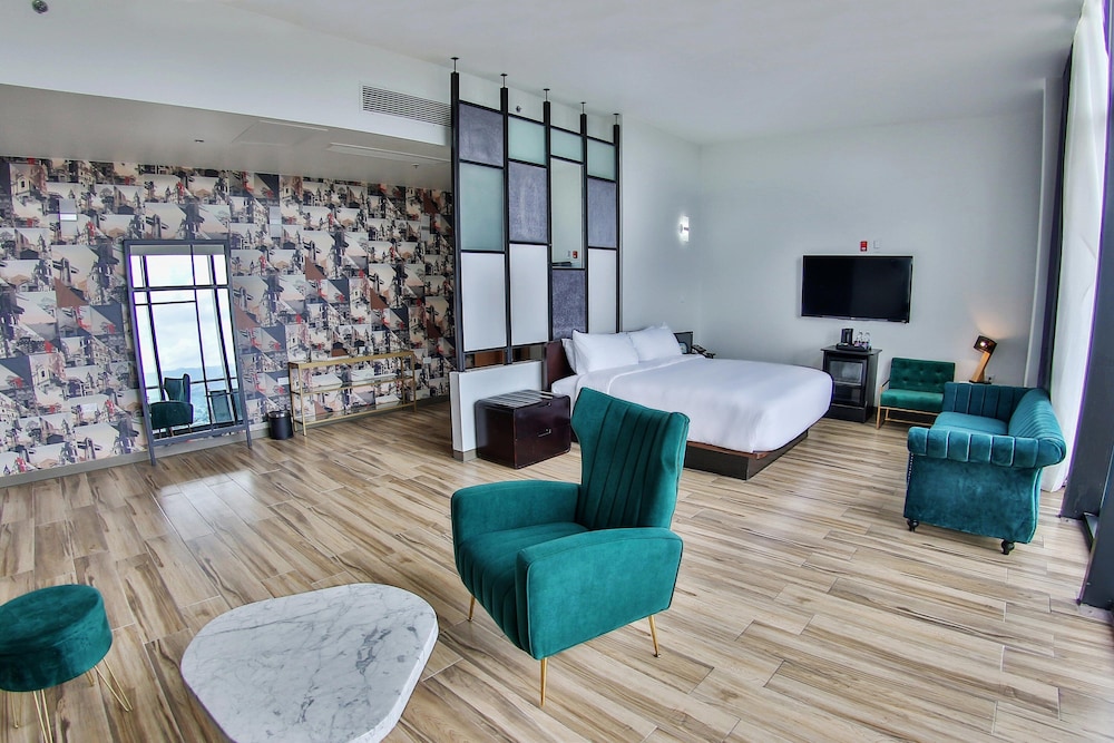 Aloft Ponce 33/50