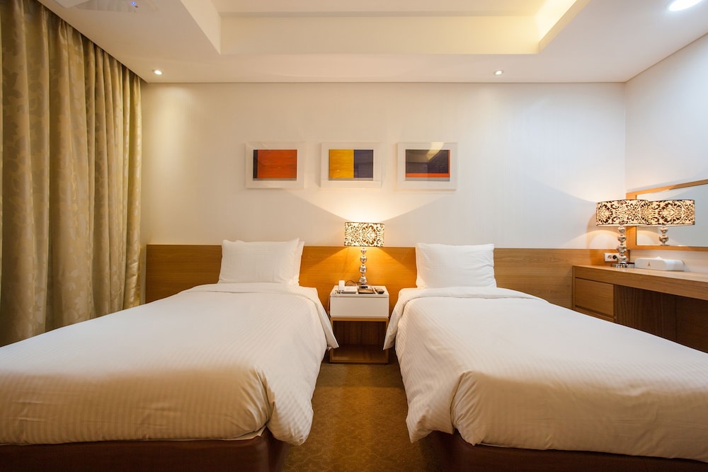 Pharos Hotel 27/68