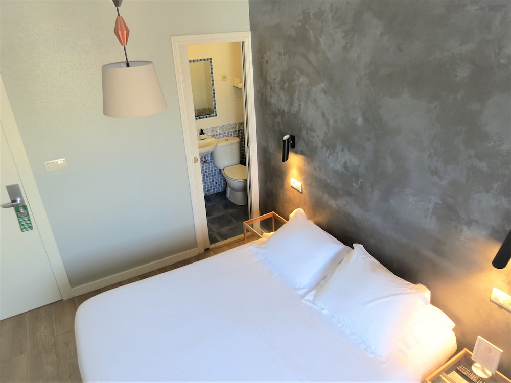 ROOM, SINGLE, PRIVATE BATHROOM