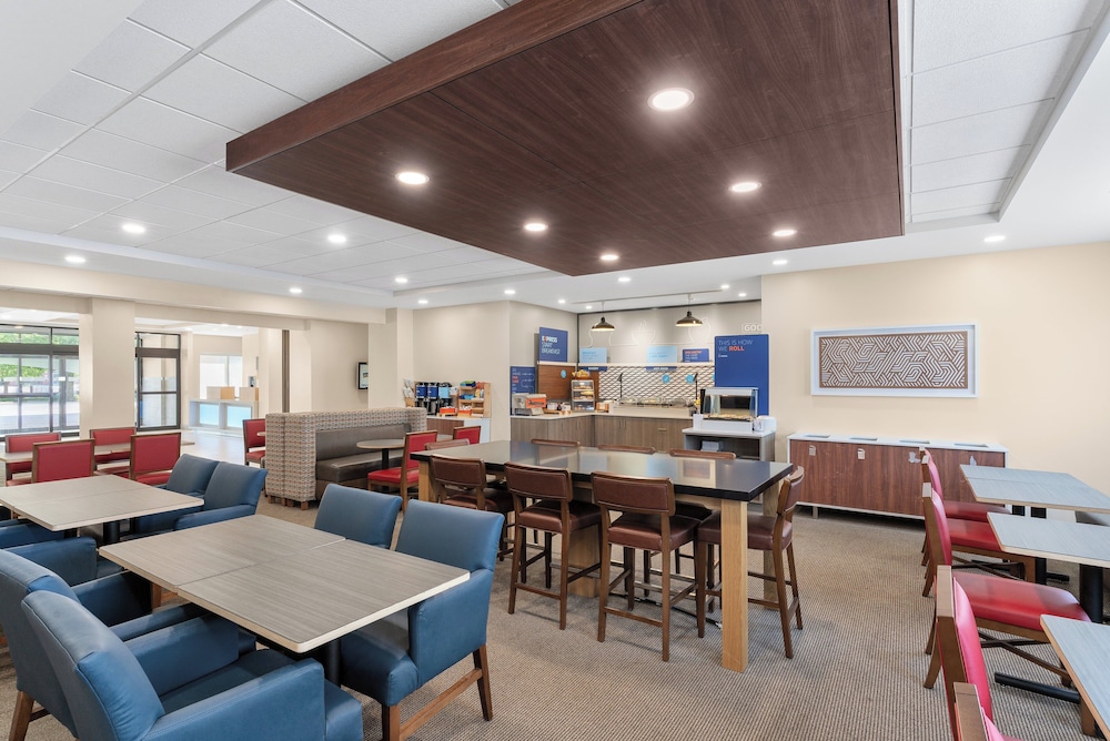 Holiday Inn Express Suites Coralville 51/67