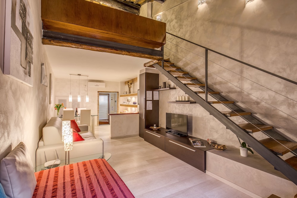 Tritone Top House 7/83