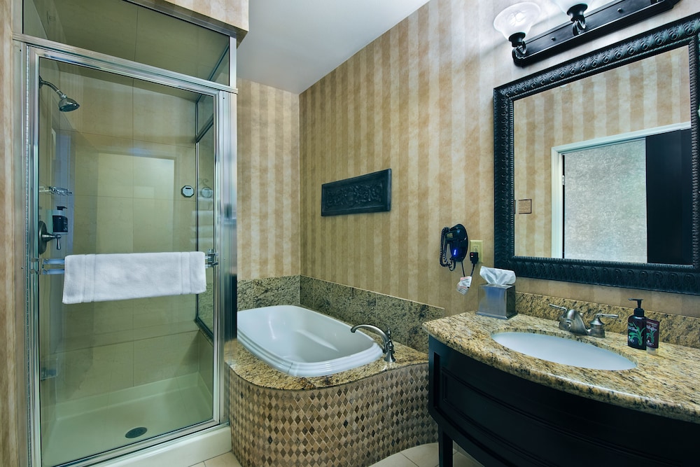 SUITE, KING BED, BALCONY, KITCHENETTE