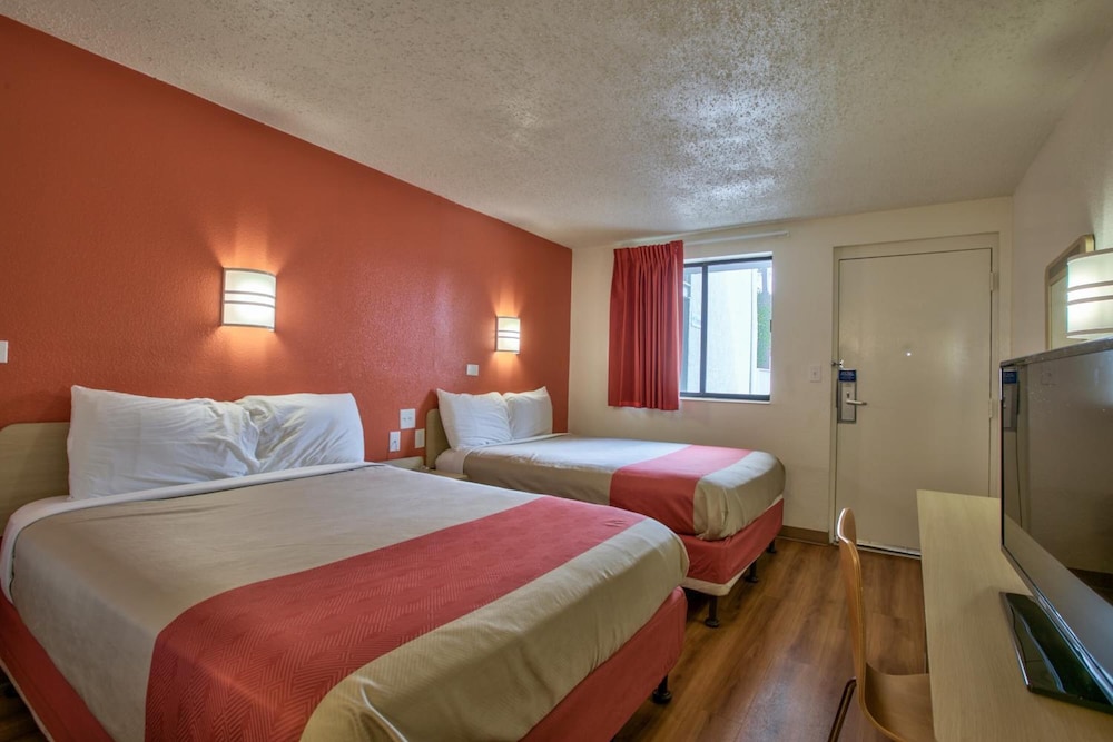 STANDARD, 2 DOUBLE BEDS