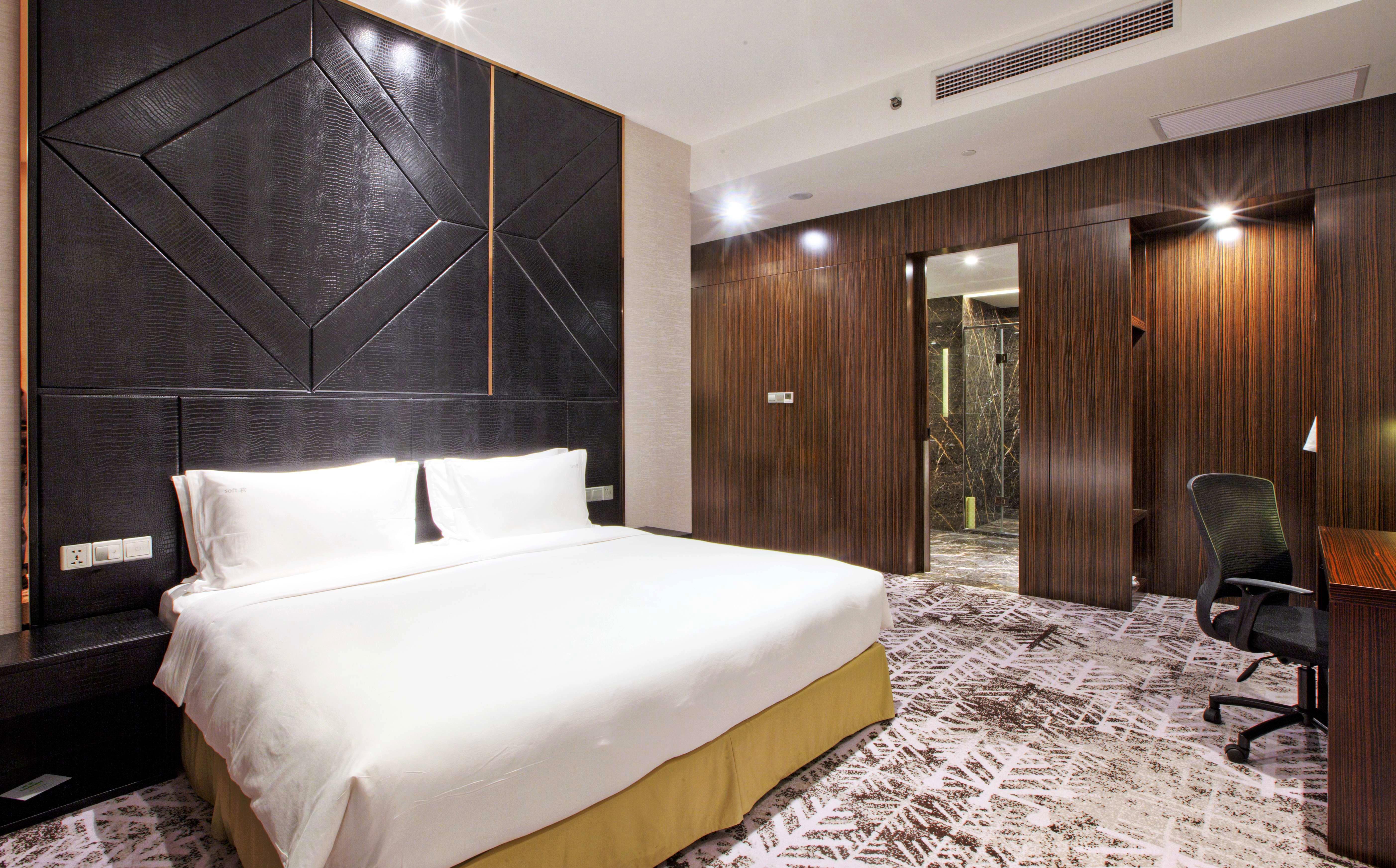 جناح بسريرين كينج بإطلالة على البحيرة بغرفتي نوم في طابق مرتفع، Crowne Plaza Shanghai Jinshan by IHG 3/5