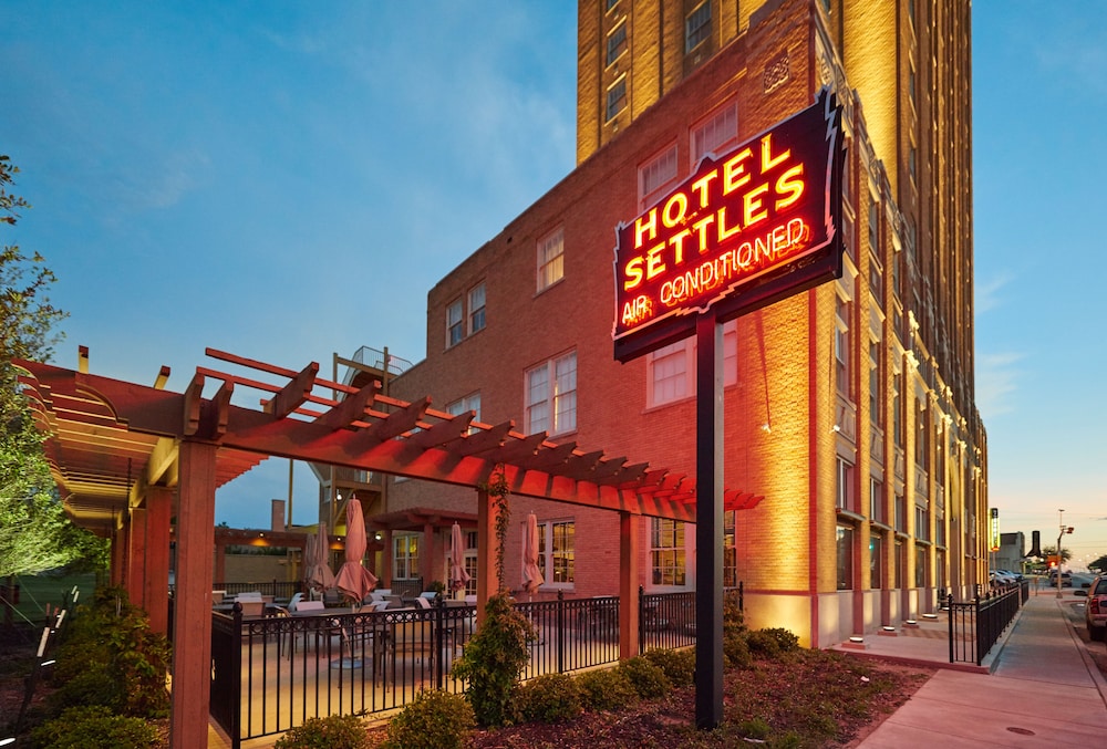 The Hotel Settles 4/35
