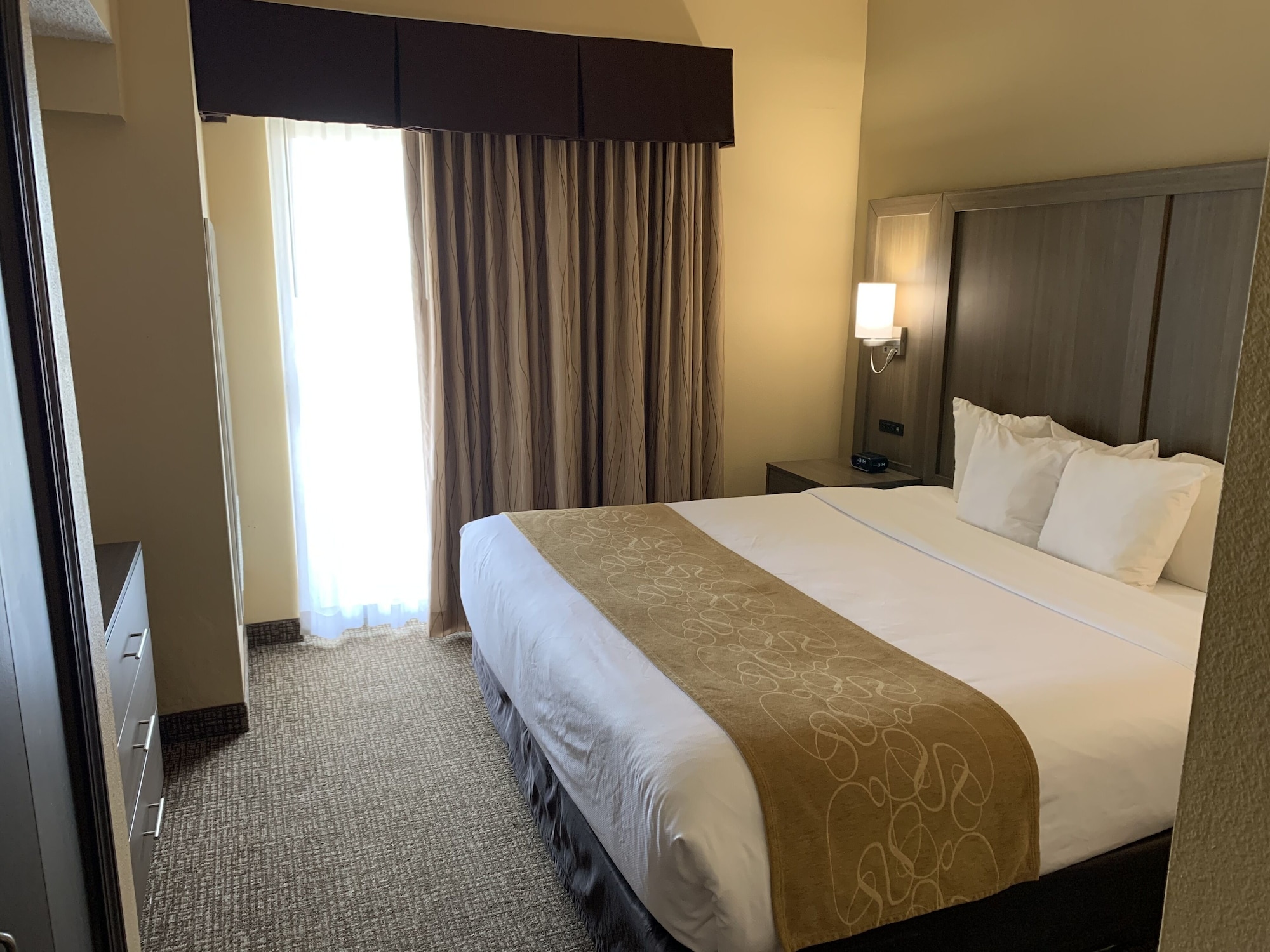 SUITE, KING BED