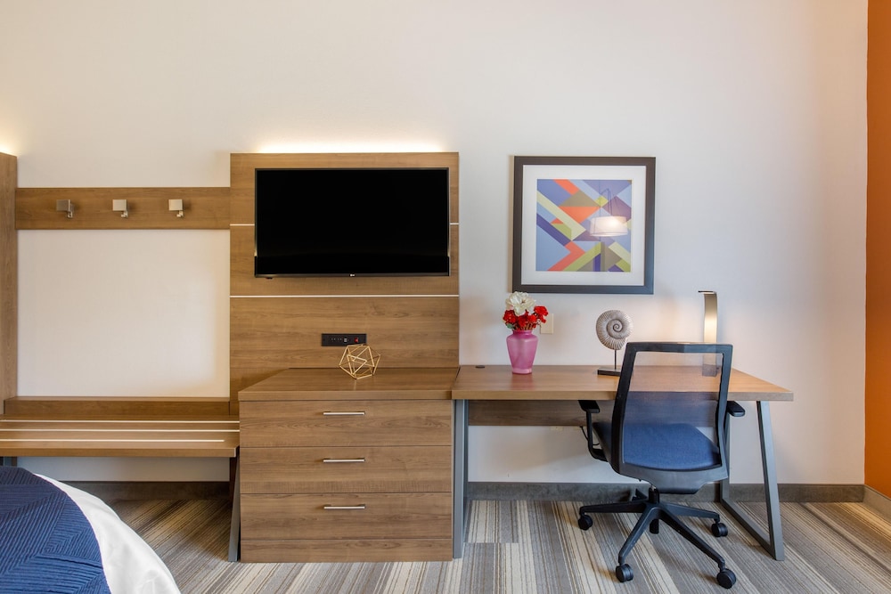 Holiday Inn Express Hotel Suites Houston Alvin 48/52