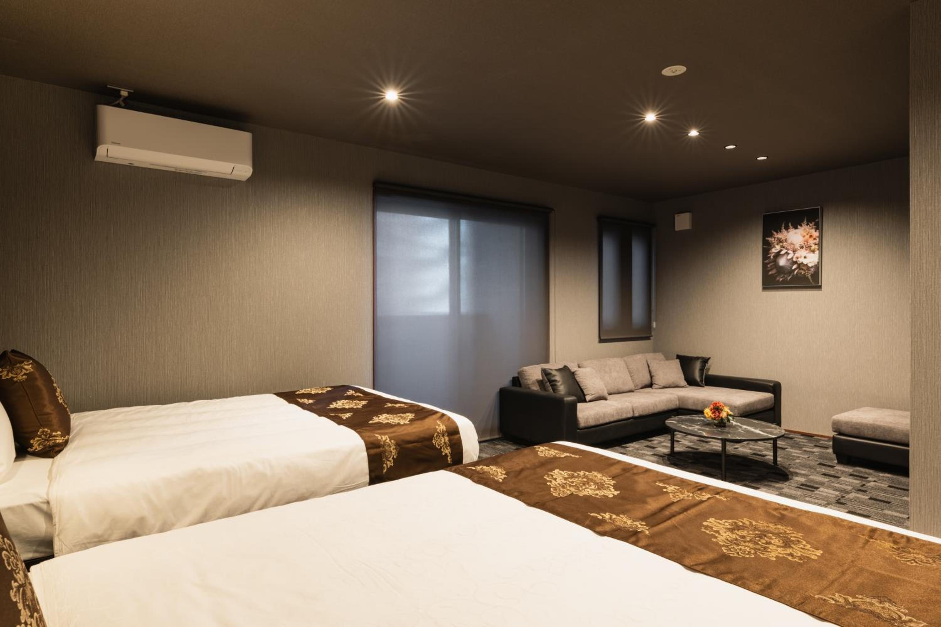 Deluxe, 1 Double and 3 Single Beds, Bathtub