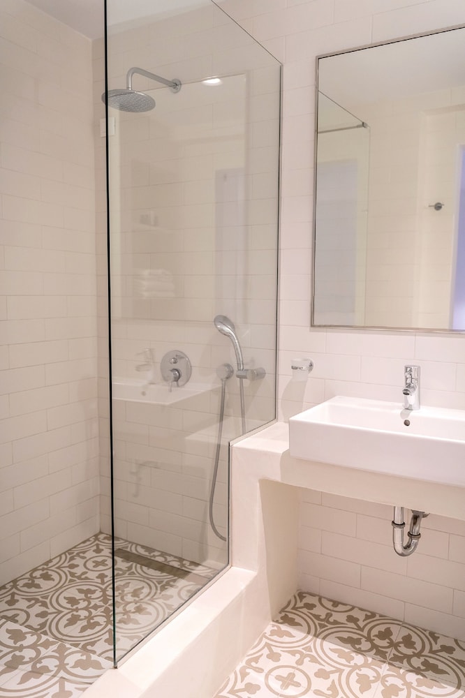 Adonis Hotel Studios & Apartments 63/67