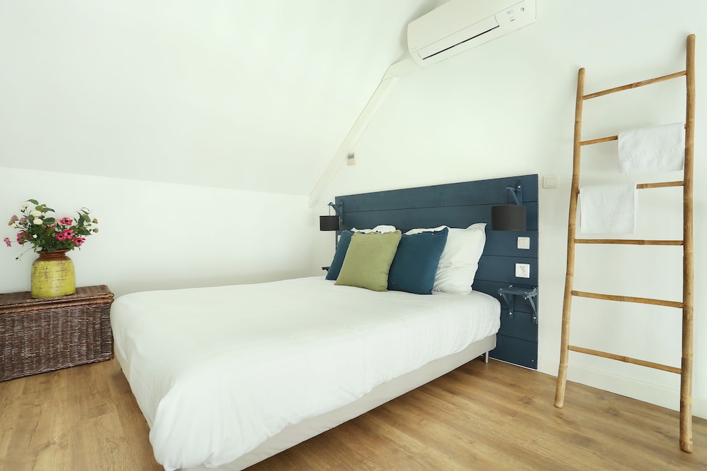 DUPLEX, COMFORT, QUEEN BED, SOFA