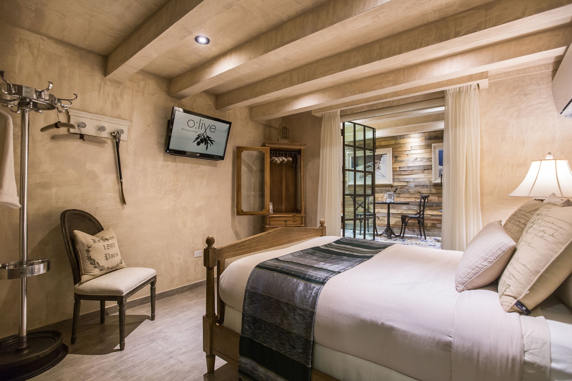 Petite, Suite, Queen Bed