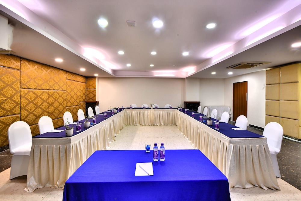The Fern Residency Subhash Bridge Ahmedabad 35/65