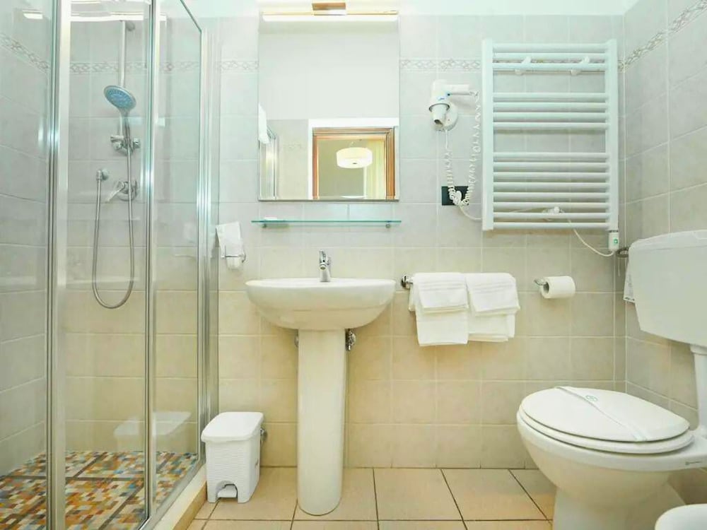 ROOM, SINGLE