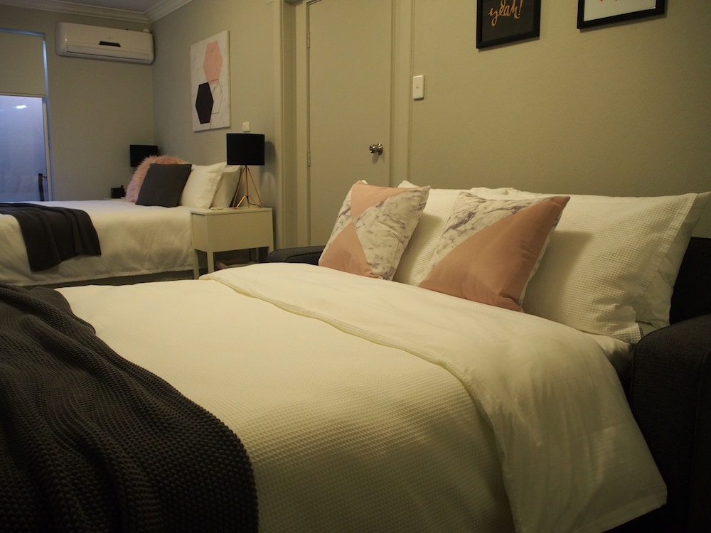 EXECUTIVE, SUITE, PRIVATE BATHROOM