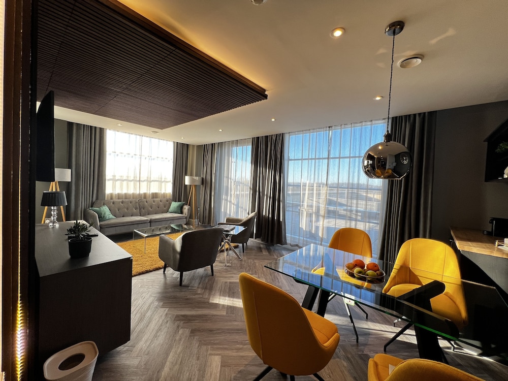 The Orchard Hotel Restaurant 44/63