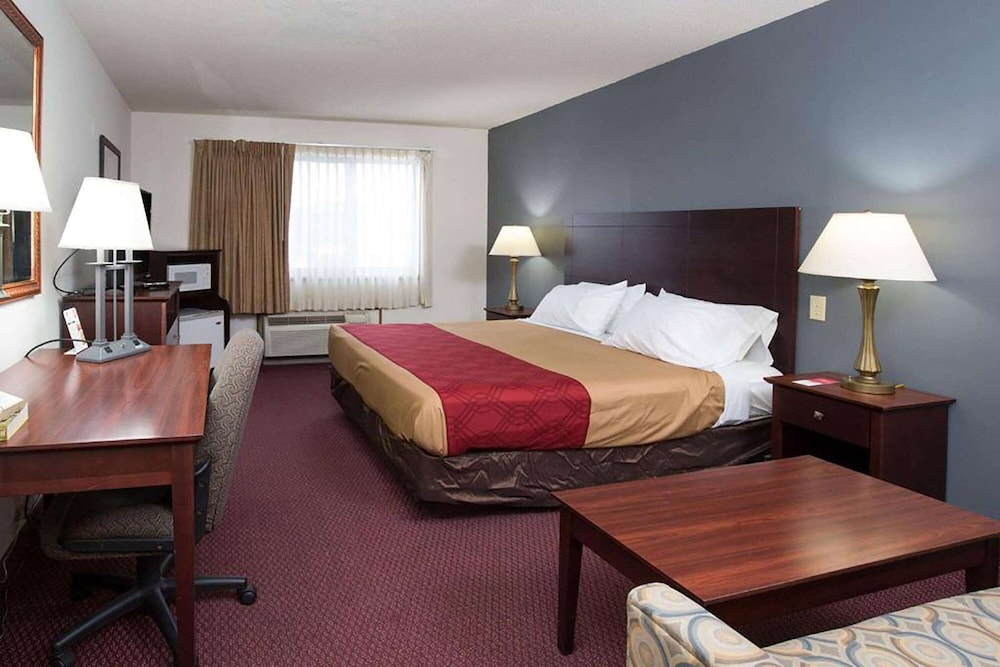 Travelodge by Wyndham Merrill 12/50