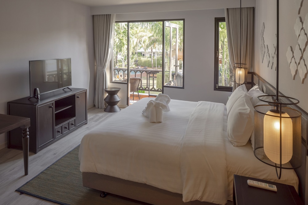 Royal Embassy Resort 11/65