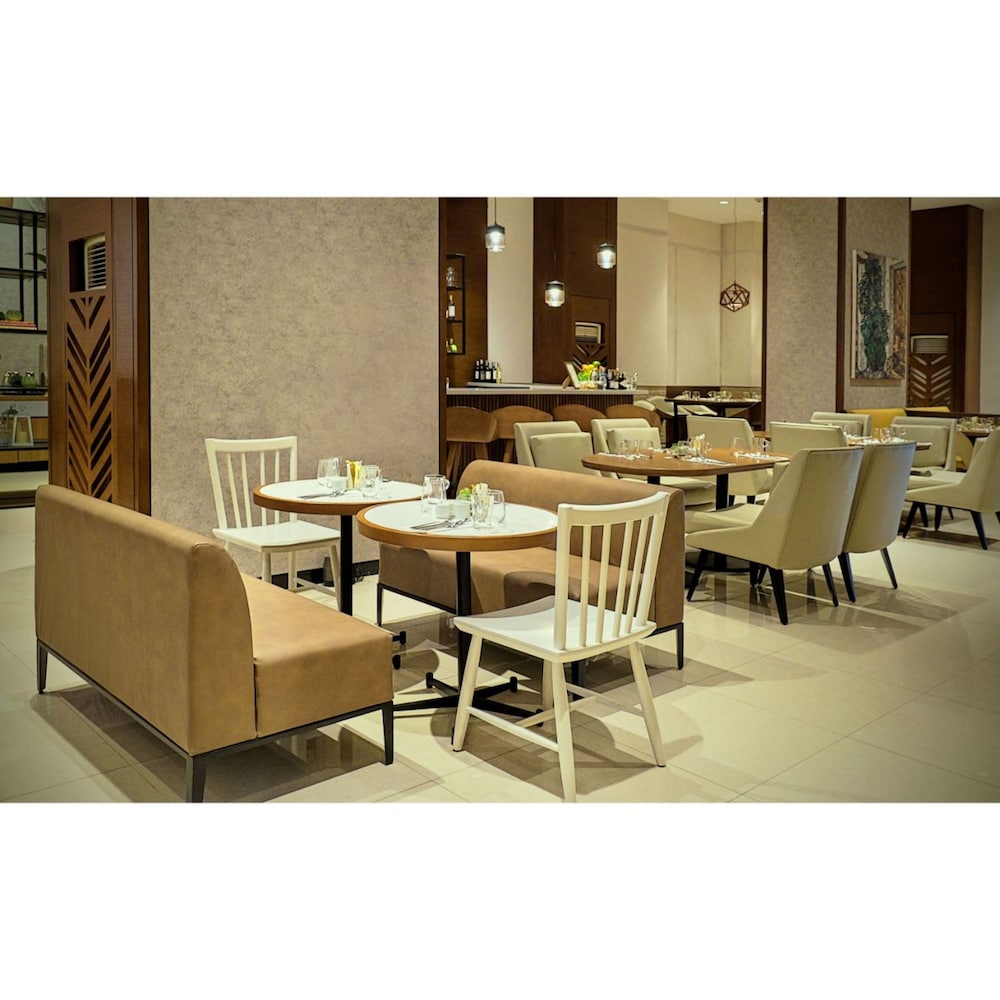 Summit Hotel Greenhills 45/61