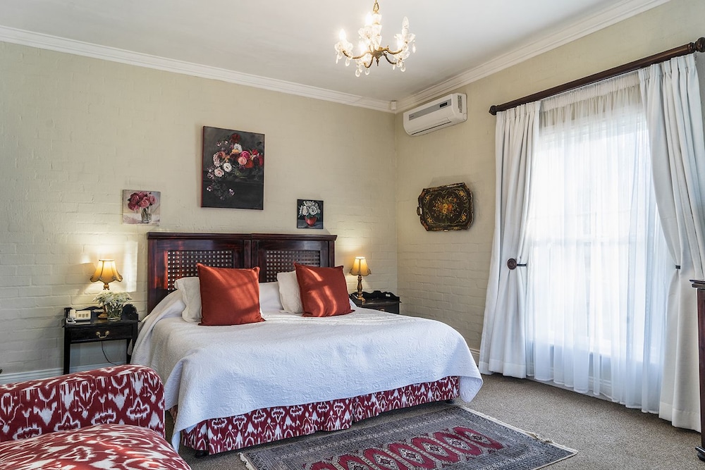 Deluxe, Suite, King Bed, Dam View