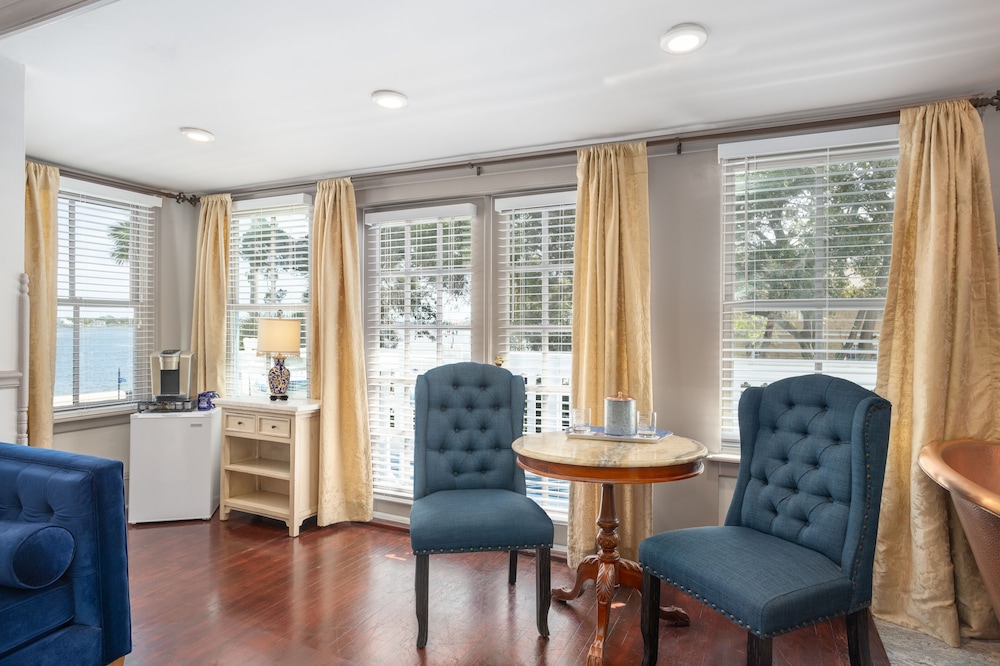 Bayfront Westcott House Bed and Breakfast 30/50