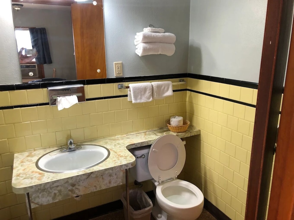 Hotel O Hillcrest Norton KS Hwy 36 35/43