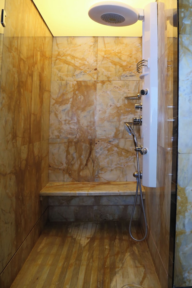 Lahoya Suites 16/50