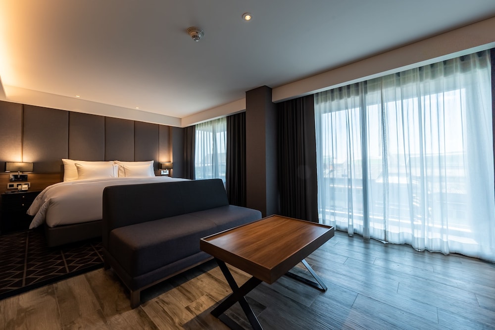 SUITE, CORNER