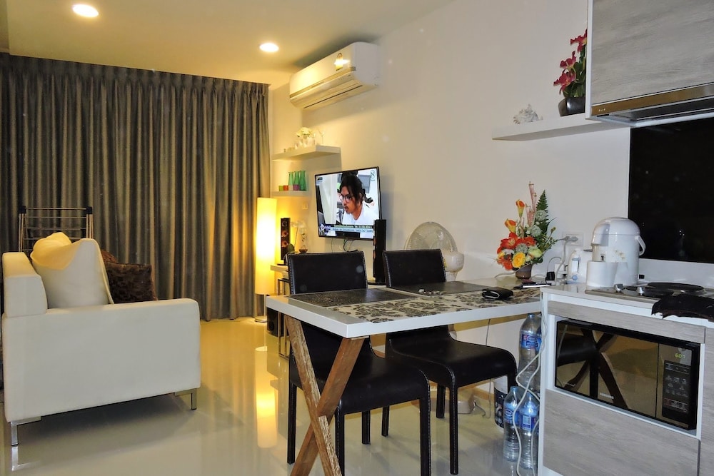 Acqua Condominium 33/50