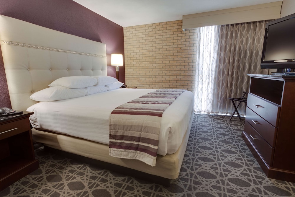 2 ROOMS, SUITE, KING BED, SOFA, BATHTUB, ACCESSIBLE