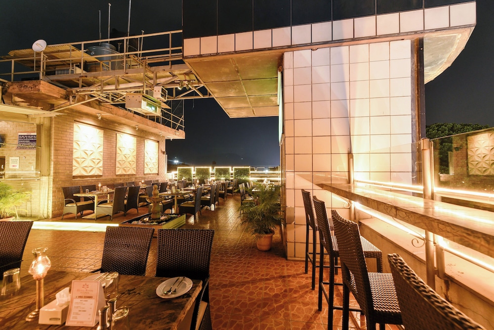 HOTEL ROOPA 59/63