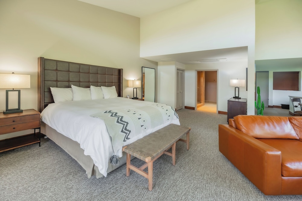 ROOM, KING BED