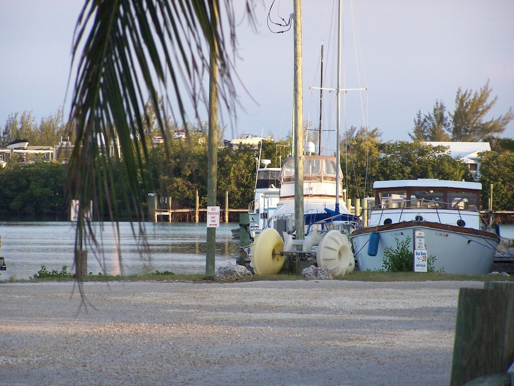 Floating Sea Cove Resort Marina 45/60