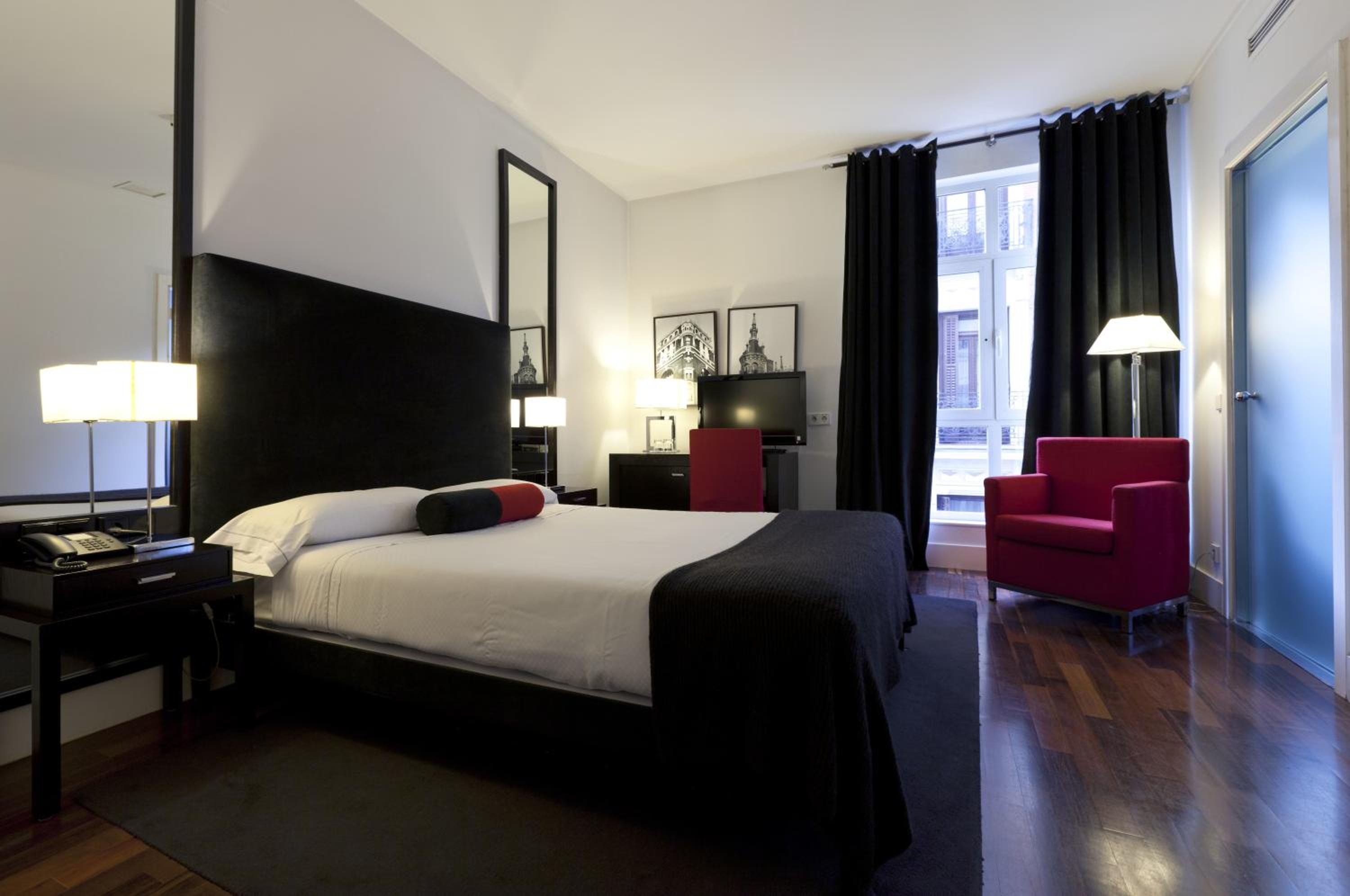 ROOM, DOUBLE OR TWIN BED