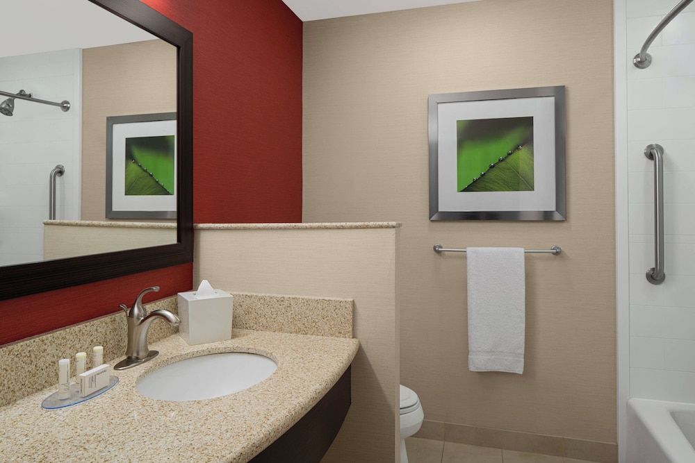 Courtyard Houston Kingwood 60/61