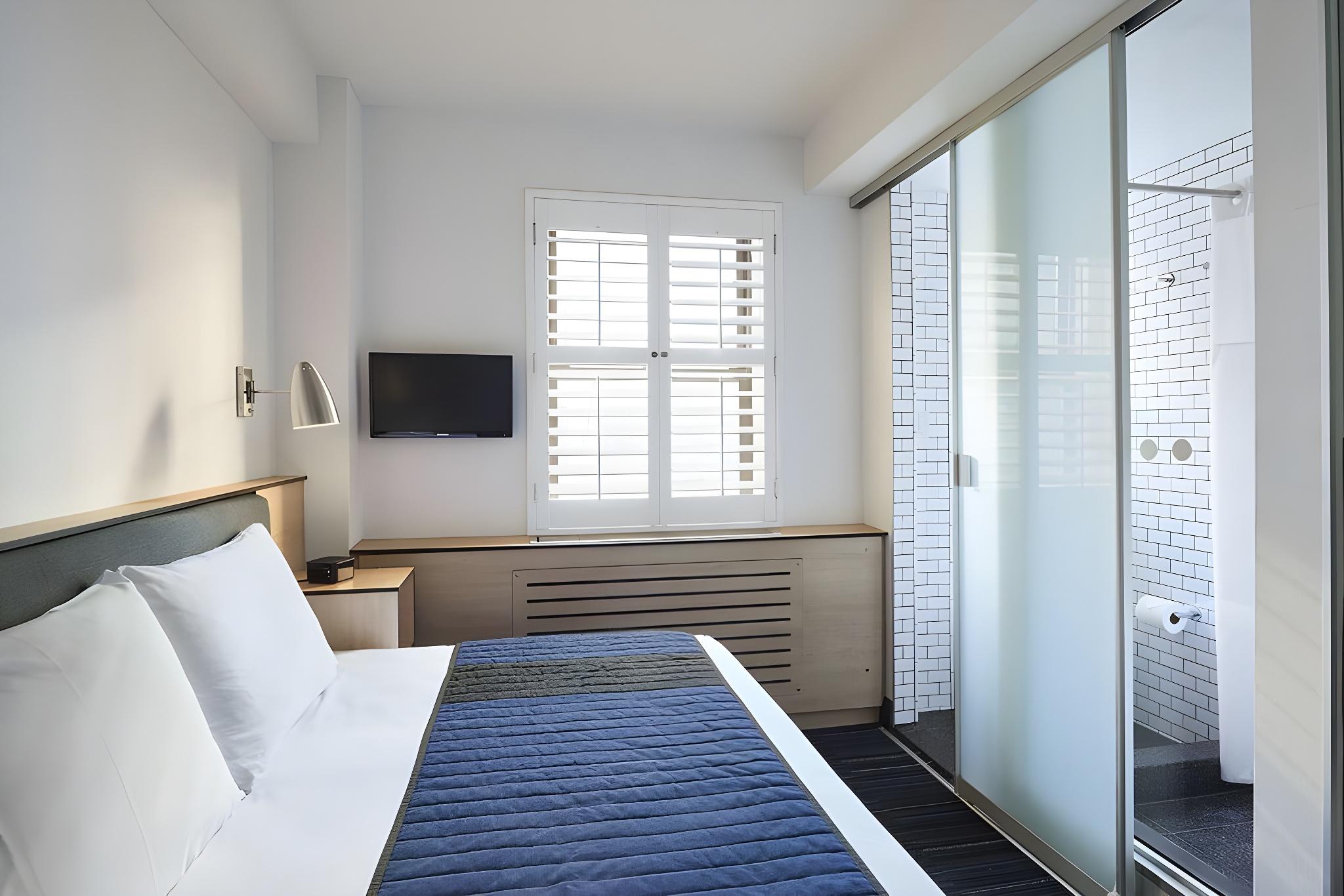 ROOM, QUEEN BED