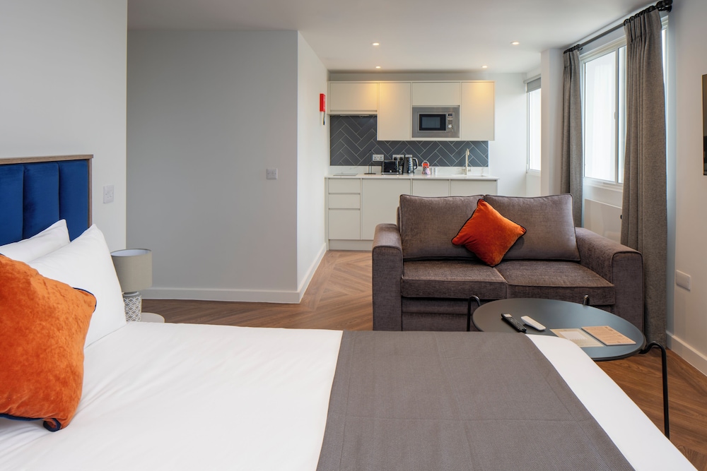 Station Suites 27/40